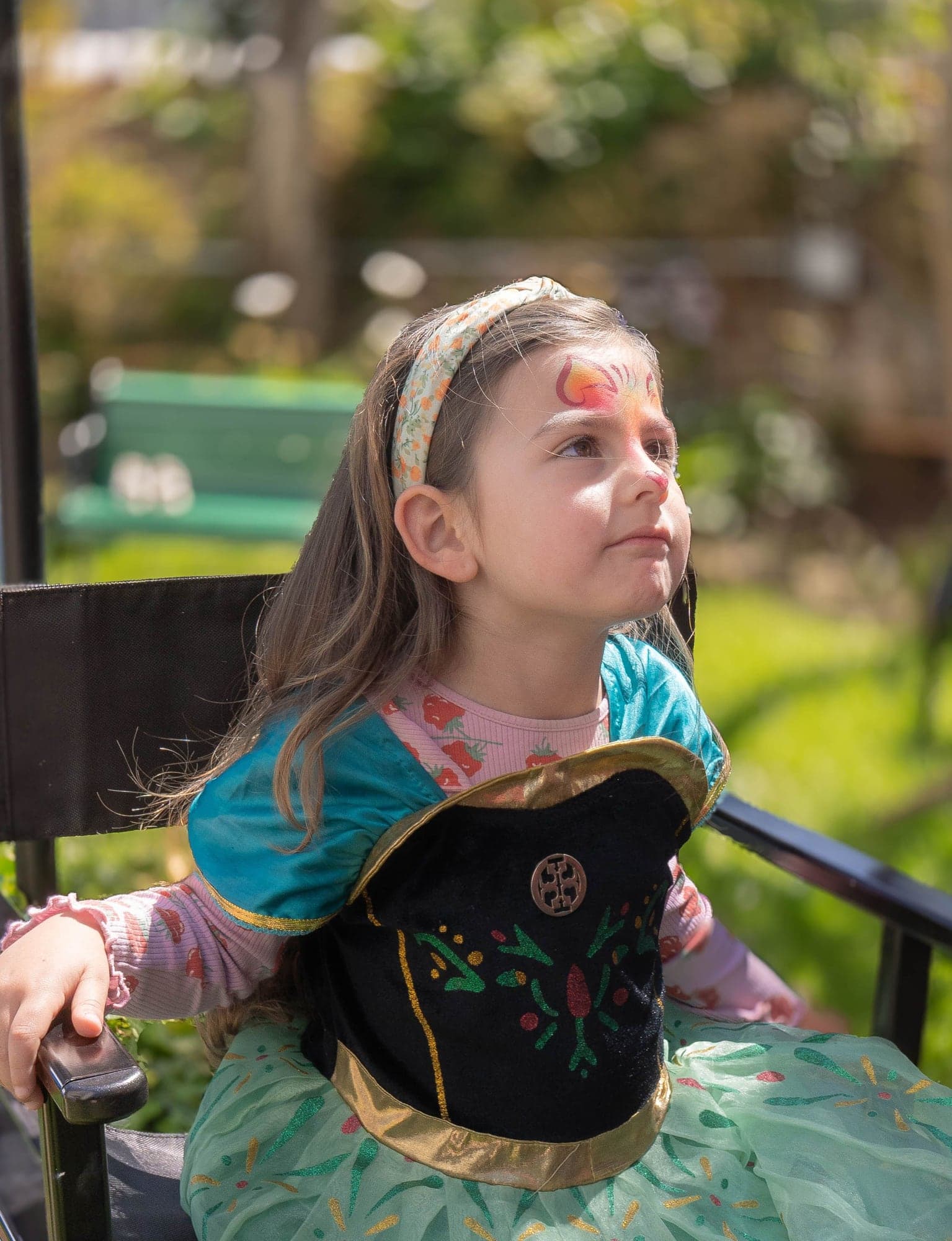 Niña con maquillaje de fantasía y vestido de princesa