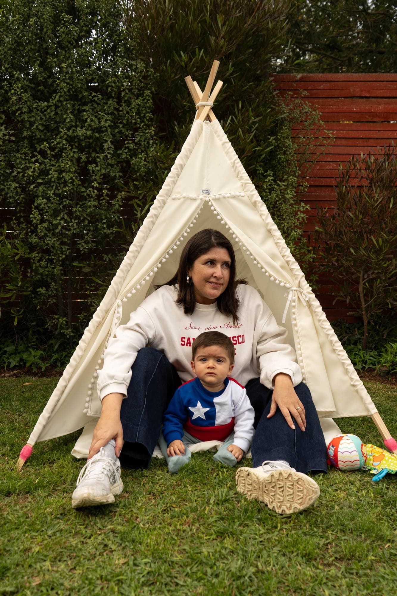 Rafita y su mamá frente al tipi