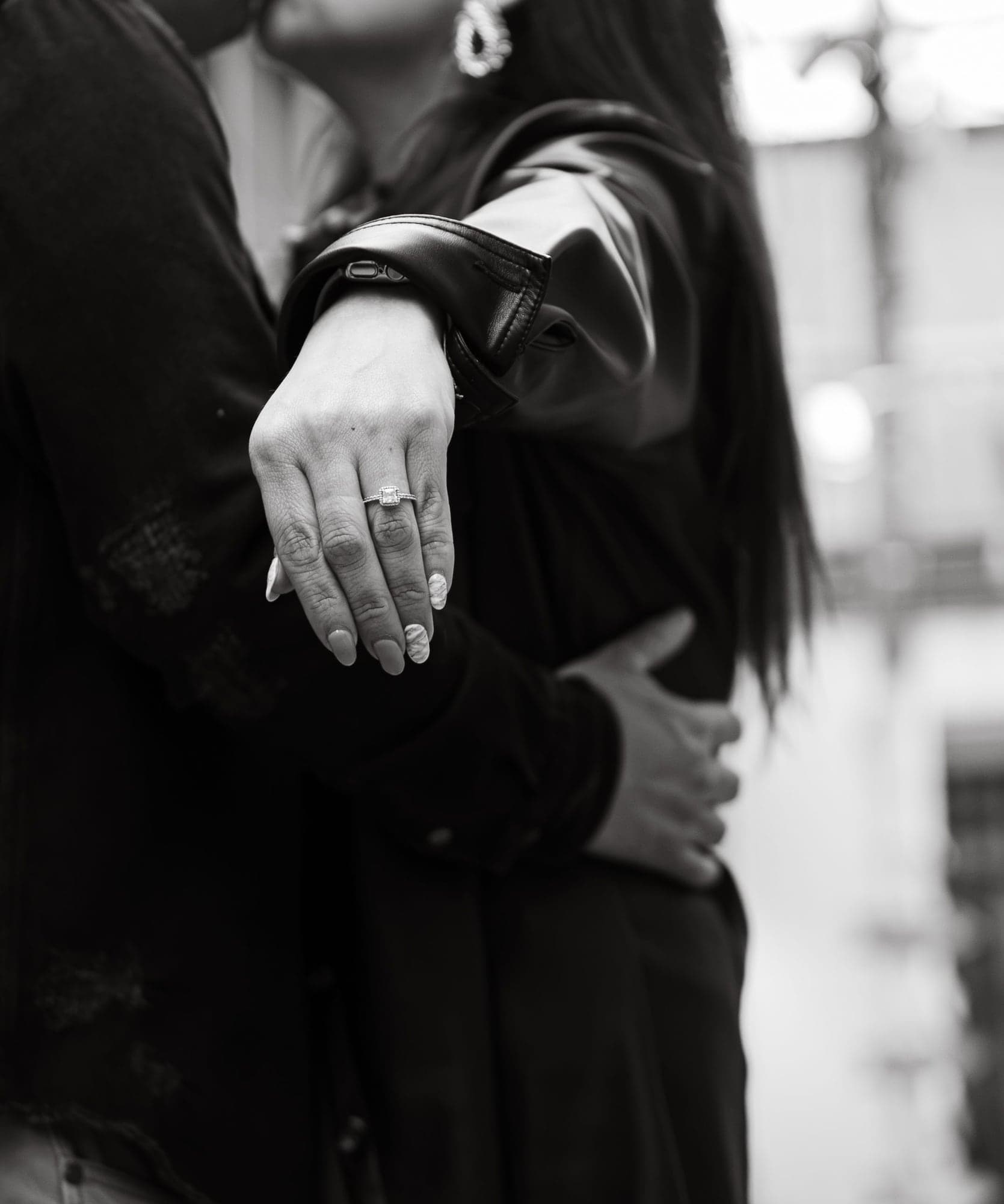Detalle en blanco y negro del anillo de compromiso
