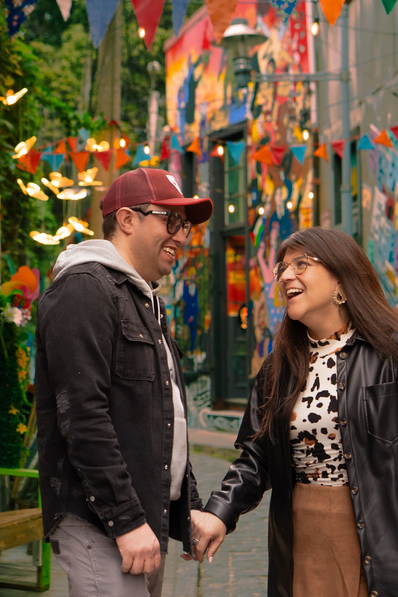 Valeska y Luis ríen tomados de la mano en el pasaje