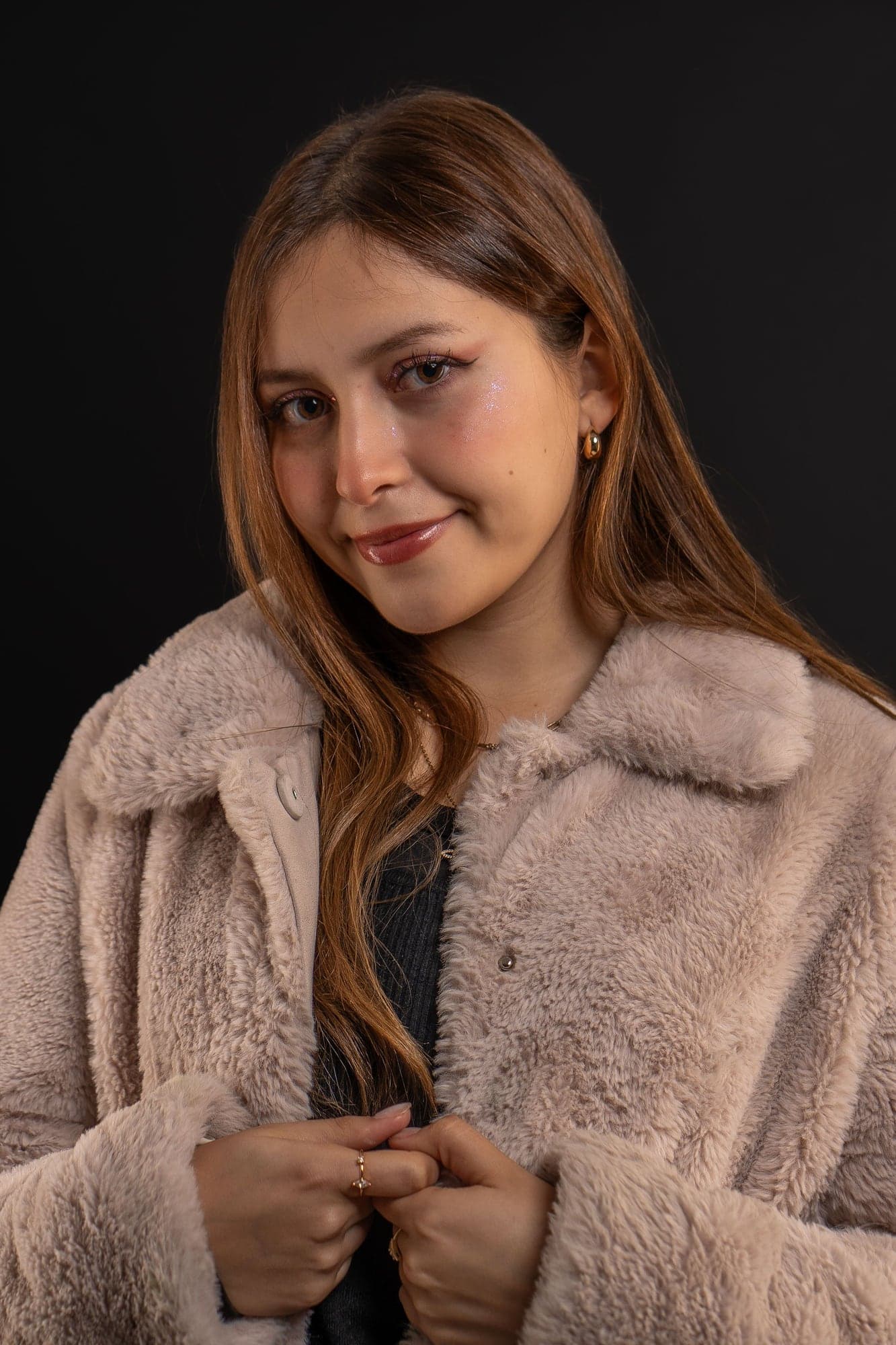 Retrato de Dani con chaqueta de piel sintética sobre fondo negro